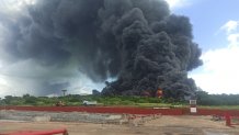 AME7704. MATANZAS (CUBA), 06/08/2022.- Fotografía de una columna de humo generada por el incendio en un depósito de combustible hoy, en Matanzas (Cuba). El incendio comenzó en la noche de este viernes cuando una descarga eléctrica impactó en uno de los ocho depósitos de crudo de la base. Según datos oficiales se han registrado 67 heridos a causa del incendio. EFE/ Ernesto Mastrascusa