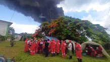 AME7704. MATANZAS (CUBA), 06/08/2022.- Miembros de la Cruz Roja Cubana atienden la emergencia generada por el incendio en un depósito de combustible hoy, en Matanzas (Cuba). El incendio comenzó en la noche de este viernes cuando una descarga eléctrica impactó en uno de los ocho depósitos de crudo de la base. Según datos oficiales se han registrado 67 heridos a causa del incendio. EFE/ Ernesto Mastrascusa/MEJOR CALIDAD DISPONIBLE