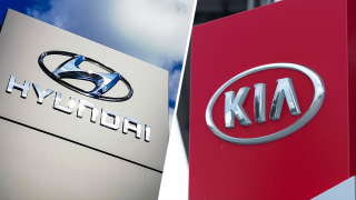 Fotos de archivo que muestra, de izquierda a derecha, los logos de las compañías automotrices Hyundai y Kia.