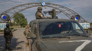 Militares en central nuclear ucraniana