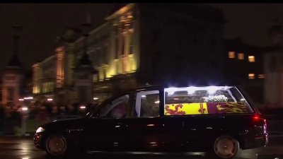 El féretro de la reina Isabel II ya se encuentra en Londres en el Palacio de Buckingham y será por última vez