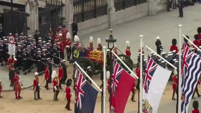 Video: llevan el féretro de Isabel II a la Abadía de Westminster