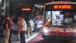 Buses en los que transportan a los inmigrantes.