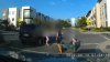 En video: auto casi arrolla a una niña que cruzaba la calle junto a su familia