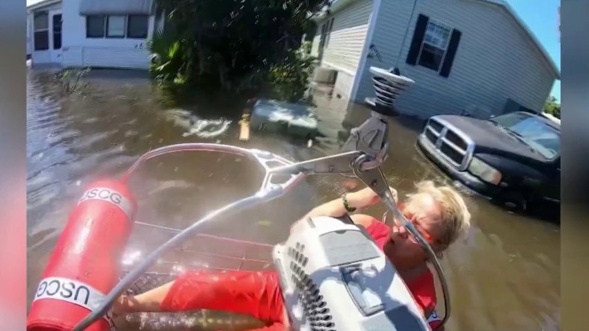Dramático rescate en video: estaba con el agua a la cintura y sus gatos tras el paso de Ian