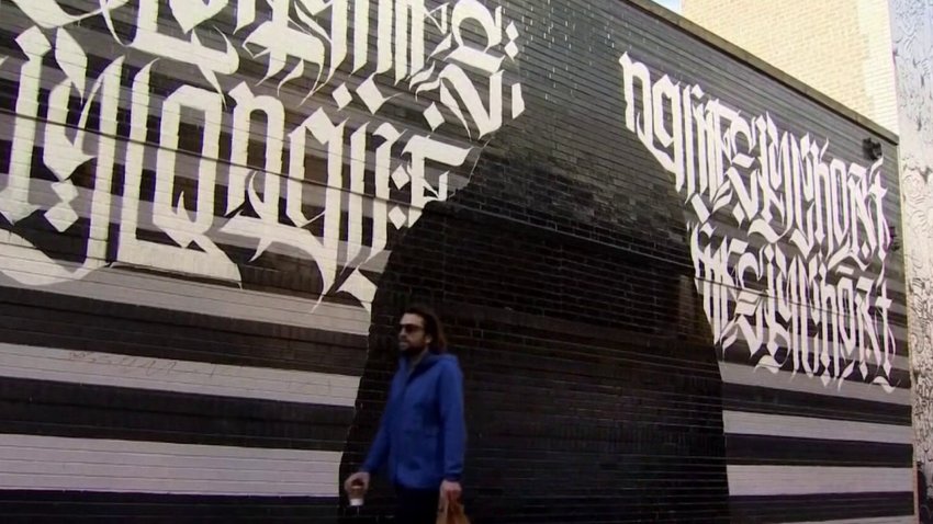Pintan sobre mural de Kanye West (Ye) en Chicago tras polémica por comentarios antisemitas