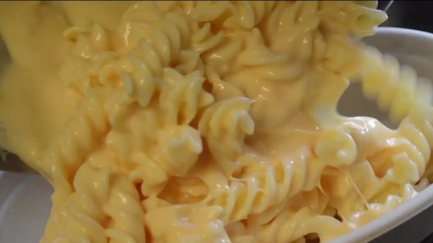 Demandan a Kraft porque “mac and cheese” establece tiempo de cocción “falso”