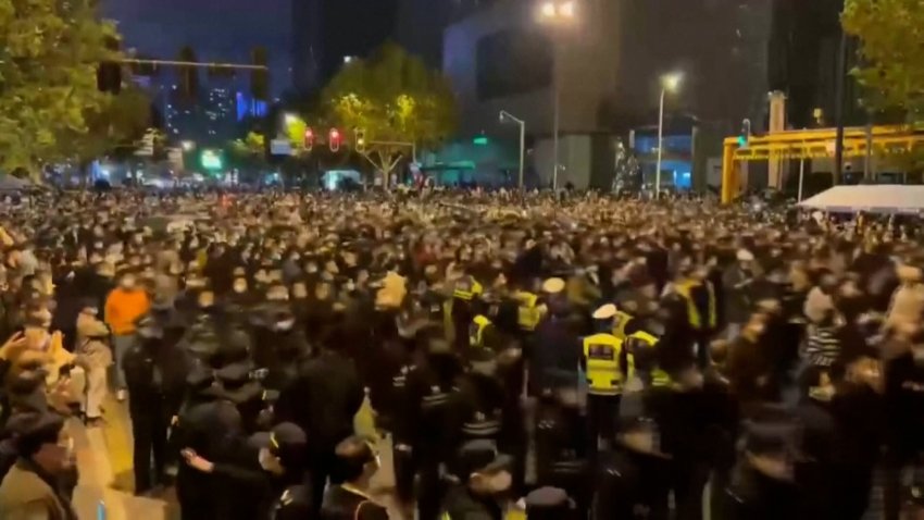 Manifestantes protestan contra la política “cero COVID” de China y exigen la renuncia del presidente Xi