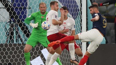 Francia no puede aventajar después de una falta contra a Mbappé