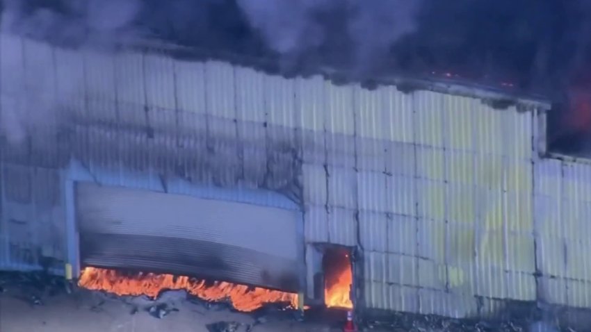 Crece la preocupación por la calidad del aire tras fuerte incendio en Brooklyn