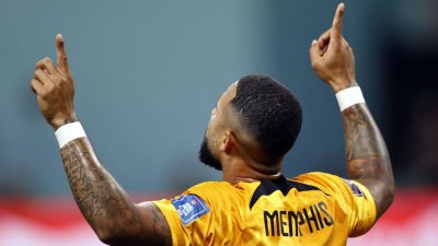 Con un derechazo, Memphis Depay mete el 1-0 ante EEUU
