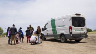 El Título 42 llega a su fin y el gobierno de EEUU dijo que seguirá expulsando a los migrantes que crucen la frontera de manera indocumentada (Foto de archivo).