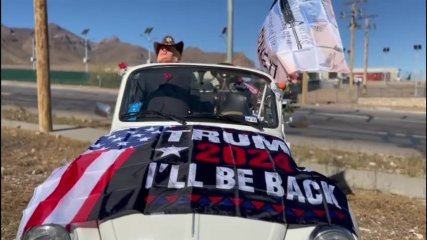 Con muñecos y carteles: así reciben los seguidores de Trump en El Paso a Biden