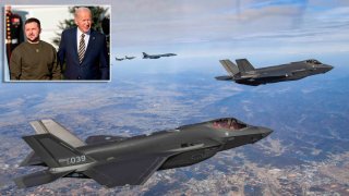 Aviones de combate F-16 de la Fuerza Aérea de EEUU junto aviones de combate de Corea del Sur sobrevuelan en noviembre de 2022. Arriba a la izquierda, el presidente Joe Biden se reúne con el presidente de Ucrania, Volodymyr Zelenskyy, en la Casa Blanca en Washington DC en diciembre de 2022.