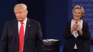 La demócrata Hillary Clinton (d), junto al expresidente, Donald Trump (i), en una fotografía de archivo