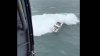 En video: gigantesca ola se “traga” un yate con un hombre adentro