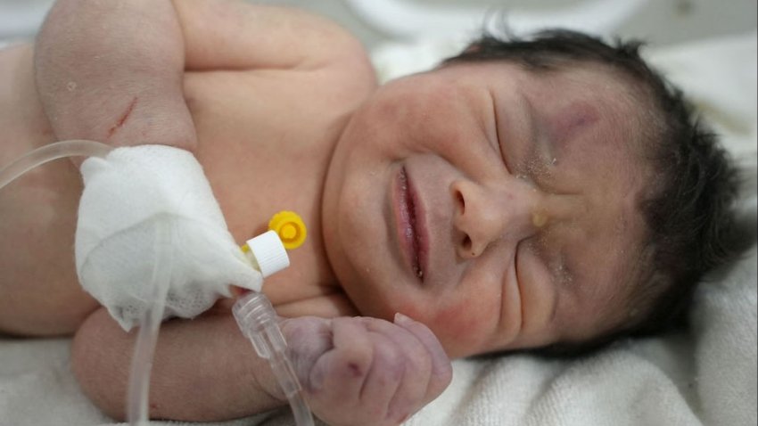 La beba que sobrevivió el terremoto en Siria, atada al cordón umbilical