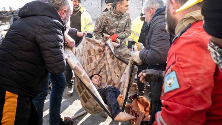 Rescates milagrosos: sacan a niños de los escombros que dejaron los sismos en Siria y Turquía