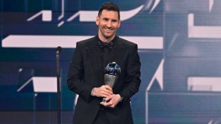 Lionel Messi posa con el premio al Mejor Jugador Masculino de la FIFA 2022 durante The Best FIFA Football Awards 2022 el 27 de febrero de 2023 en París, Francia.