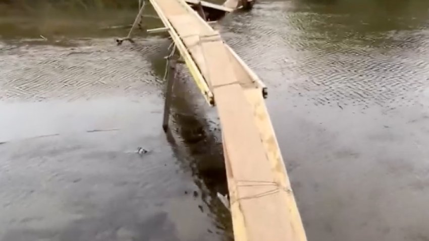 En video: “coyotes” construyen un puente para cruzar migrantes