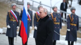 El presidente ruso, Vladimir Putin, visita el complejo conmemorativo de la Segunda Guerra Mundial en Volgogrado el 2 de febrero de 2023, durante las conmemoraciones del 80 aniversario de la victoria soviética en la batalla de Stalingrado durante la Segunda Guerra Mundial.