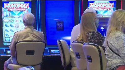 De película: acusan a cajera de un casino de esquivar controles de seguridad y robar $500,000
