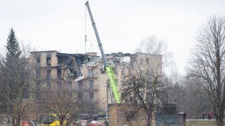 Un misil ruso causó destrozos en un edificio de departamentos en un barrio en Kiev, el miércoles.