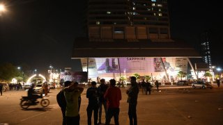 La gente salió a las calles tras el terremoto, en Islamabad, Pakistán.