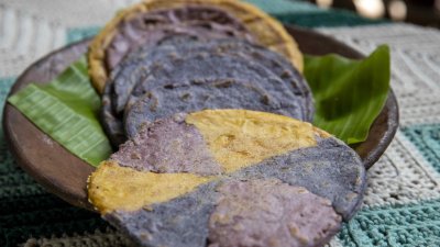 Tortillas de colores se convierten en la nueva sensación de los turistas en Nicaragua