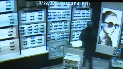 Video: policía balea mortalmente a hombre que presuntamente intentaba robar unas gafas de sol