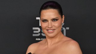 La modelo brasileña Adriana Lima posa a su llegada para asistir a la ceremonia de los Best FIFA Football Awards 2022 en París el 27 de febrero de 2023.