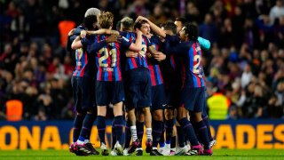 Los jugadores del FC Barcelona celebran la victoria tras el encuentro correspondiente a la jornada 26 de Liga en Primera División que FC Barcelona y Real Madrid disputaron en el Camp Nou, en Barcelona.