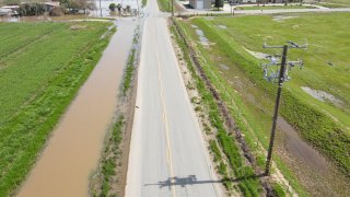 Autoridades del alguacil pidieron a pilotos y particulares no sobrevolar la zona inundada.