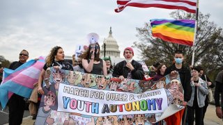 Los republicanos buscan prohibir que los atletas transgénero puedan competir en equipos femeninos de las escuelas.