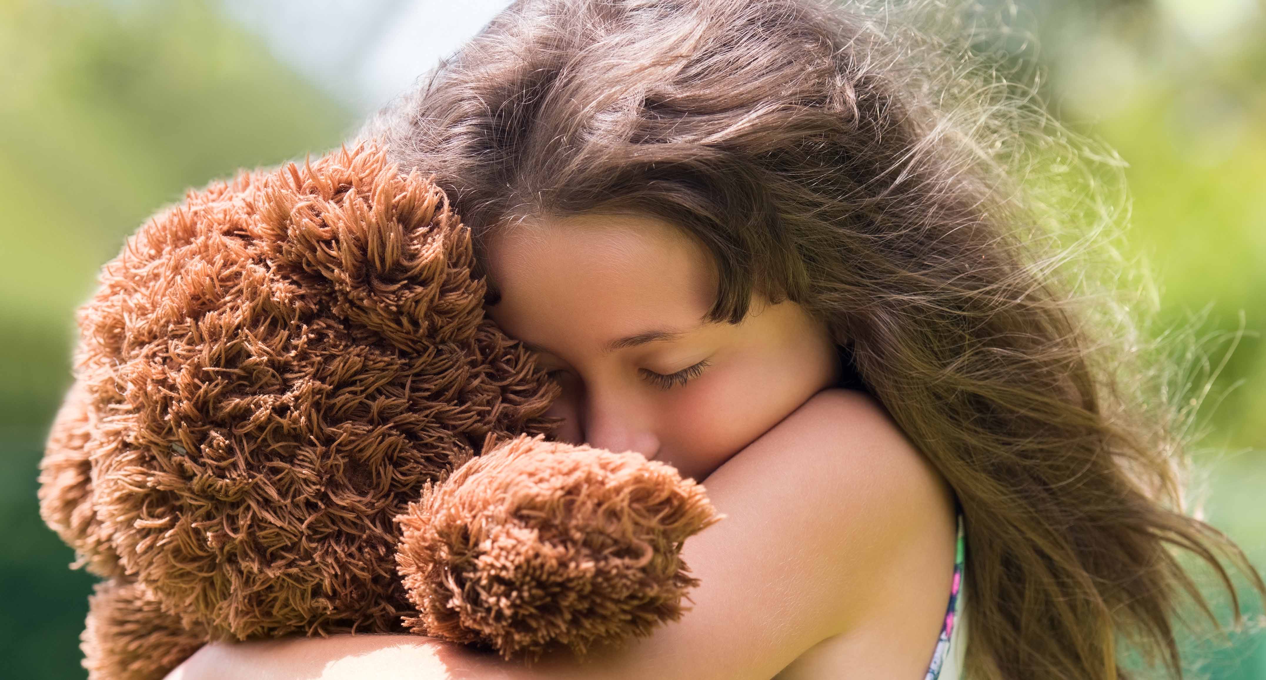 Niña con osito online de peluche