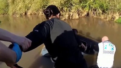 De infarto: forman cadena humana para rescatar a mujer de vehículo sumergido