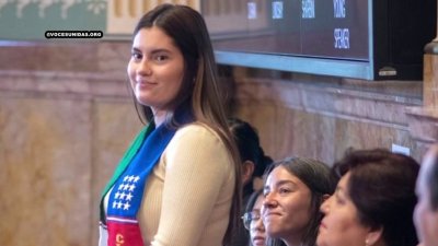 Estudiante hispana presenta demanda tras no poder graduarse con bandera de México