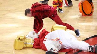 Connor McGregor y Mascot Burnie del Miami Heat se presentan durante el medio tiempo contra los Denver Nuggets durante el Juego Cuatro de las Finales de la NBA de 2023 el 9 de junio de 2023 en el Kaseya Center en Miami, Florida.