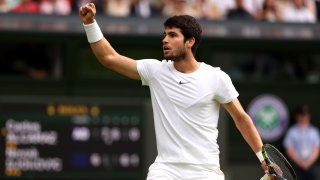 Carlos Alcaraz de España celebra durante la final masculina individual contra Novak Djokovic de Serbia el día catorce del Campeonato Wimbledon 2023 en el All England Lawn Tennis and Croquet Club el 16 de julio de 2023 en Londres, Inglaterra.