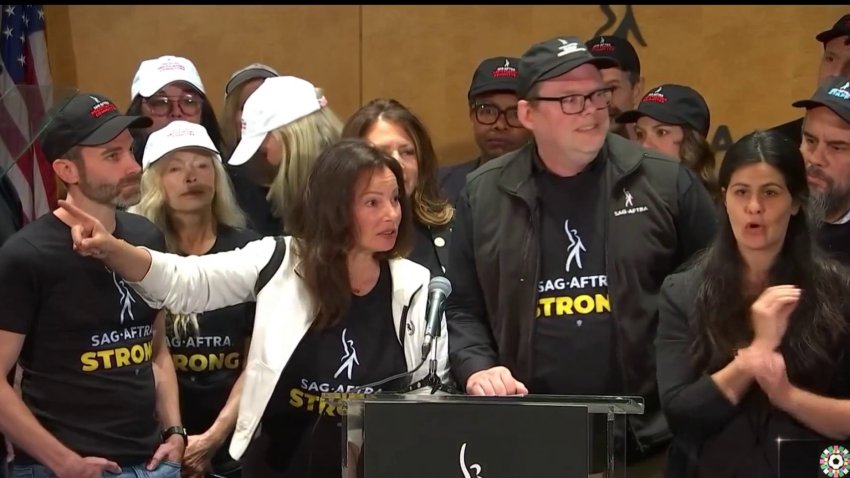 Actores de Hollywood declaran huelga, uniéndose a guionistas