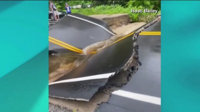 Captado en video: intensas lluvias provocan el colapso de una carretera en EEUU