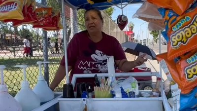 Así es como vendedores ambulantes de la zona deben lidiar con las altas temperaturas