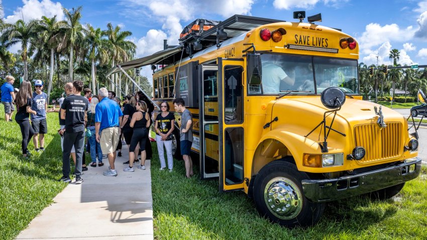 Padres de las víctimas del tiroteo de 2018 en la escuela secundaria Marjory Stoneman Douglas, visitan el autobús que hará la “Guac’s Magical Tour”, este 3 de julio de 2023, en Parkland, Florida. EFE/Cristóbal Herrera