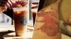 Mujer demanda a Starbucks por supuestamente quemarla con taza de café