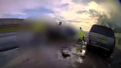 En video: conductor supuestamente intoxicado se estrella contra una patrulla