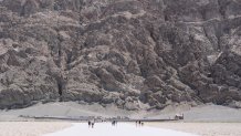 Turistas visitan la cuenca endorreica de Badwater, uno de los sitios más visitados del Valle de la Muerte, el 9 de agosto de 2023 en California (EE.UU). EFE/ Guillermo Azábal