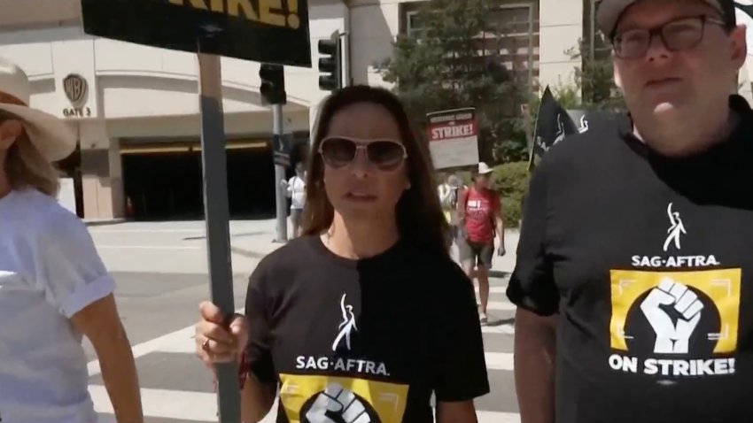 En video: Kate del Castillo se une a la huelga de actores en Hollywood