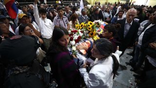 Allegados rodean el féretro del candidato Fernando Villavicencio, durante un velatorio público en el Centro de Exposiciones en Quito, Ecuador.