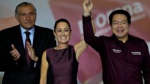 Flanqueada por los líderes del partido, el exministro del Interior, Adán Augusto López (izquierda) y Mario Delgado (derecha), Claudia Sheinbaum celebra su elección como candidata del partido MORENA a las próximas elecciones presidenciales, durante un acto en la Ciudad de México, el 6 de septiembre de 2023. (AP Foto/Fernando Llano)