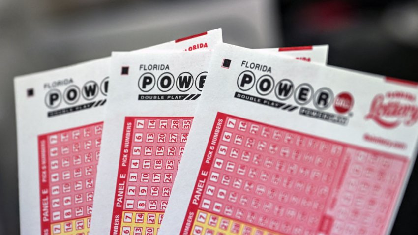 Boletos del Powerball en una tienda de Homestead, en Florida, en julio 19 del 2023.